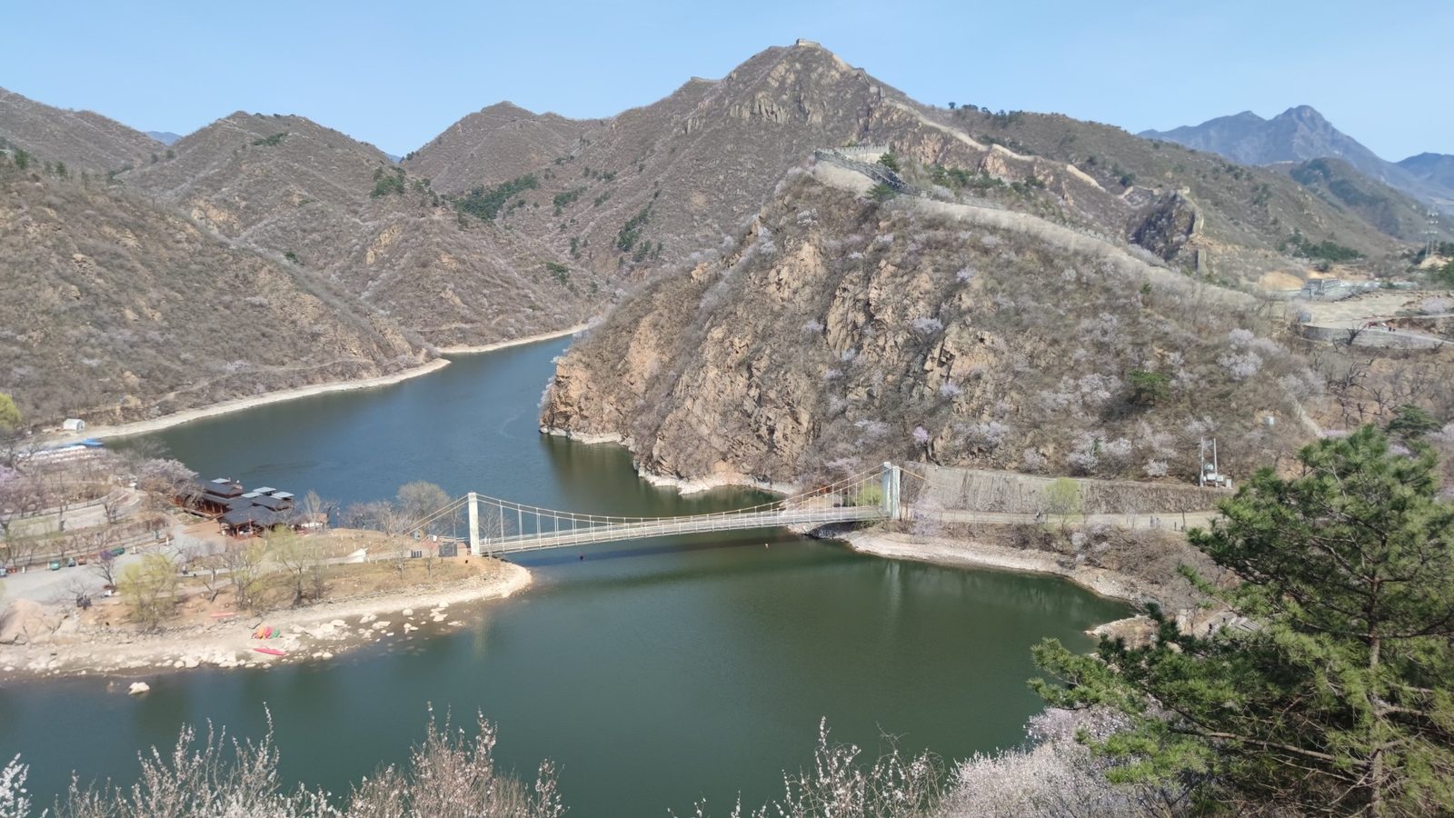 Chinesische Mauer bei Huanghuacheng mit See und Brücke