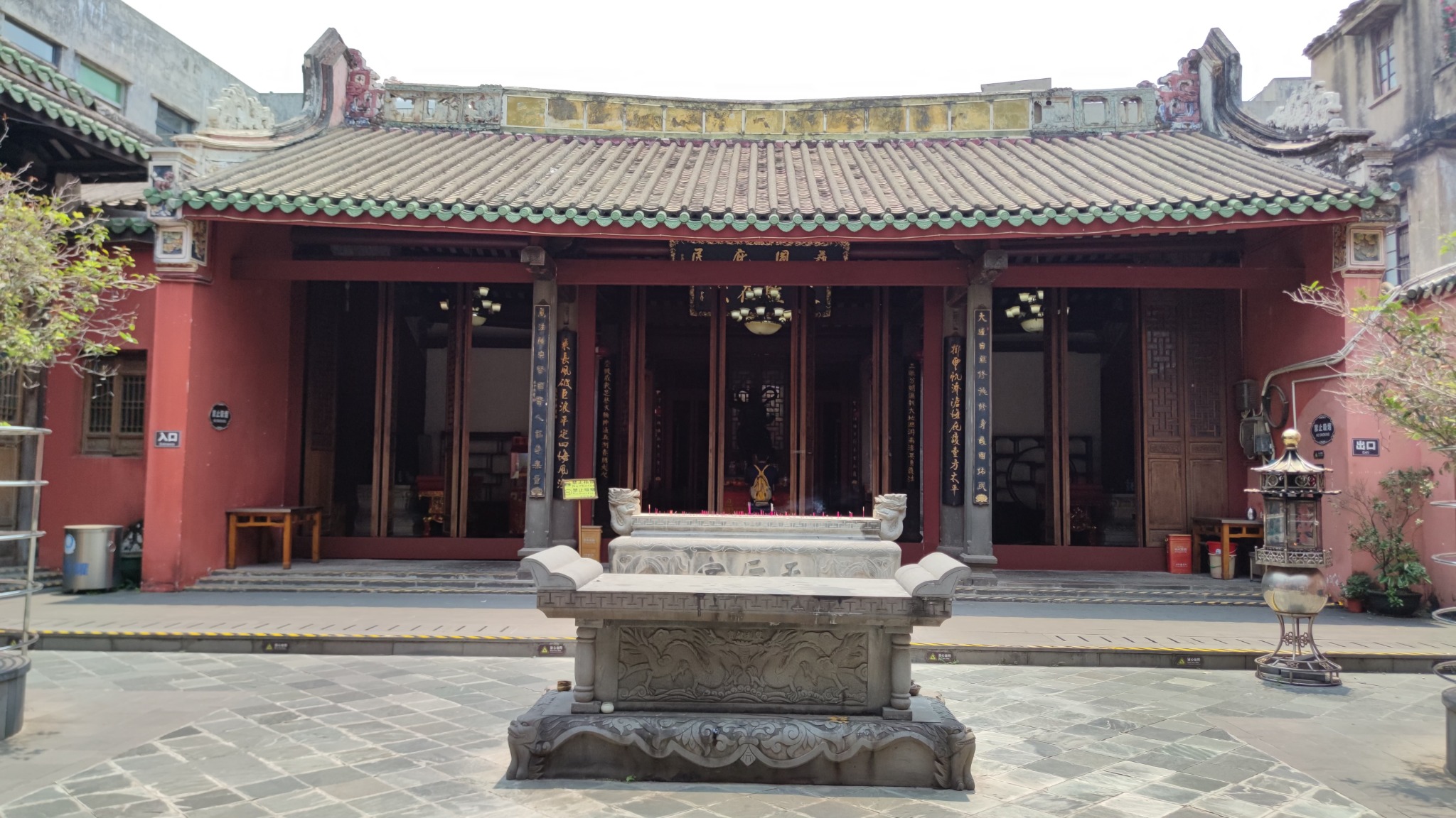 Palmen und Hotelanlage in Haikou