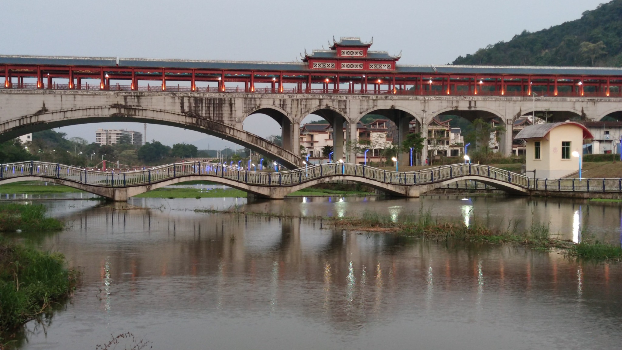 Brücke und Wasser in Qiongzhong auf Hainan