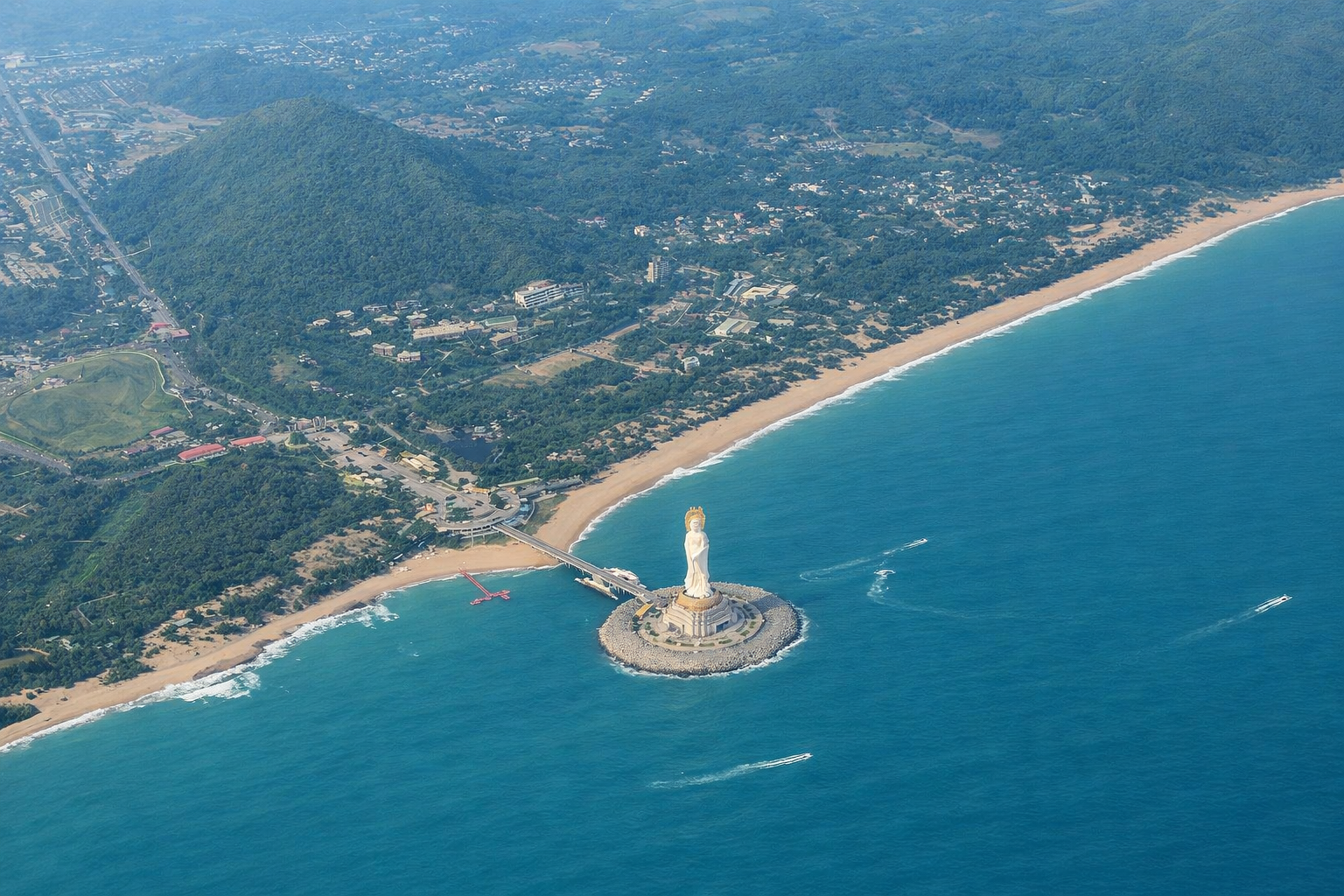 Küste bei Sanya mit großer Guanyin Statue