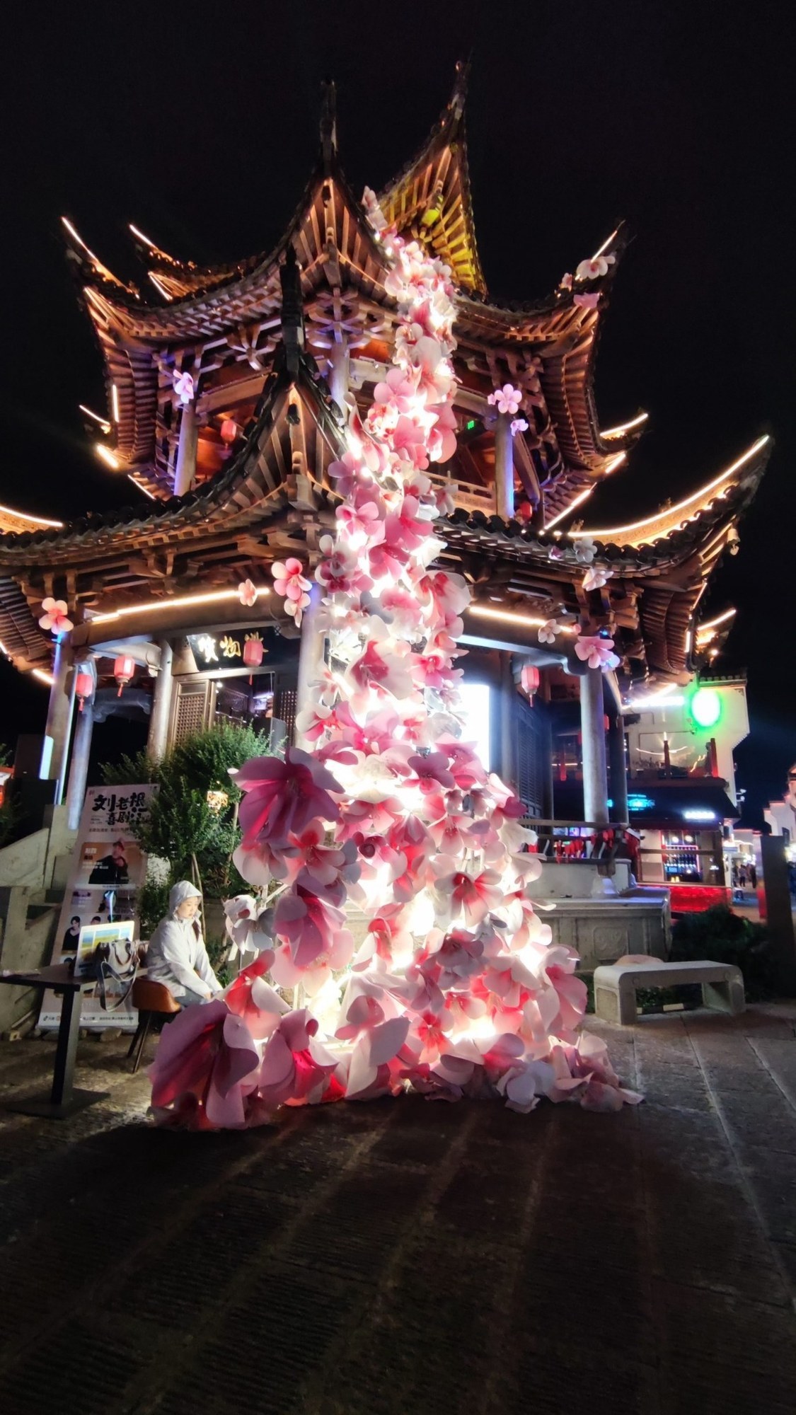 Beleuchteter Pavillon bei Nacht in Huangshan