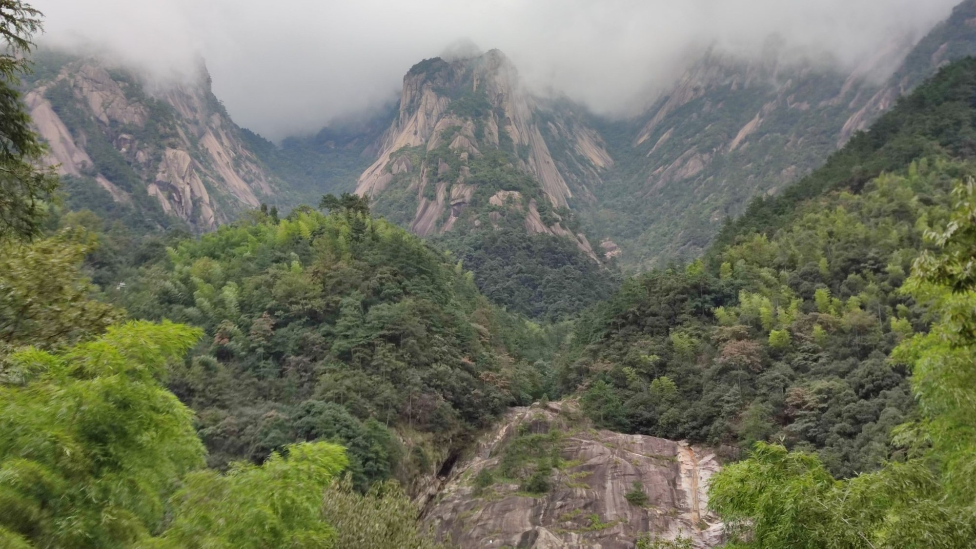 Nebelberge und Felswände am Huangshan