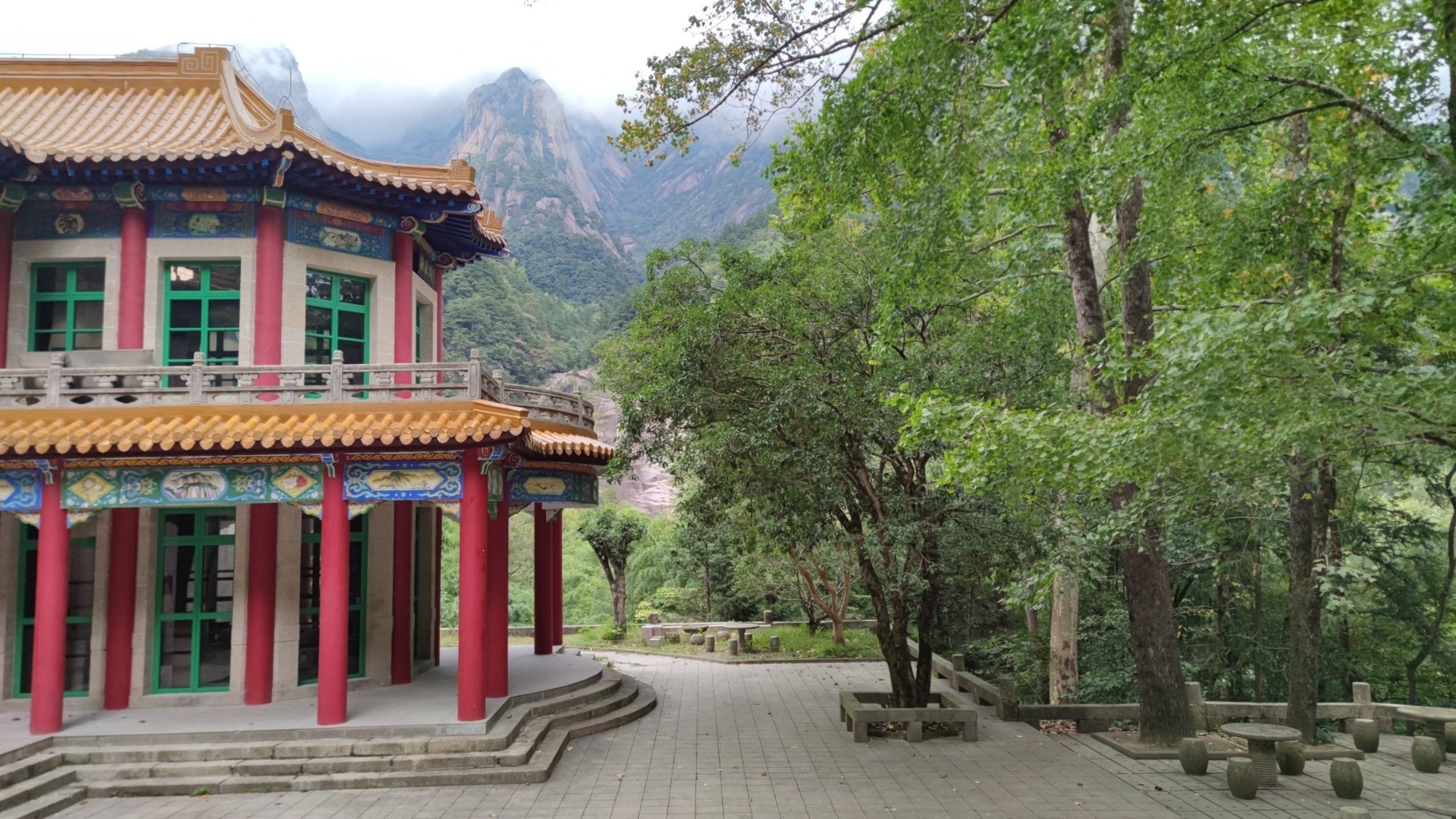 Pavillon, Wald und Felslandschaft am Huangshan