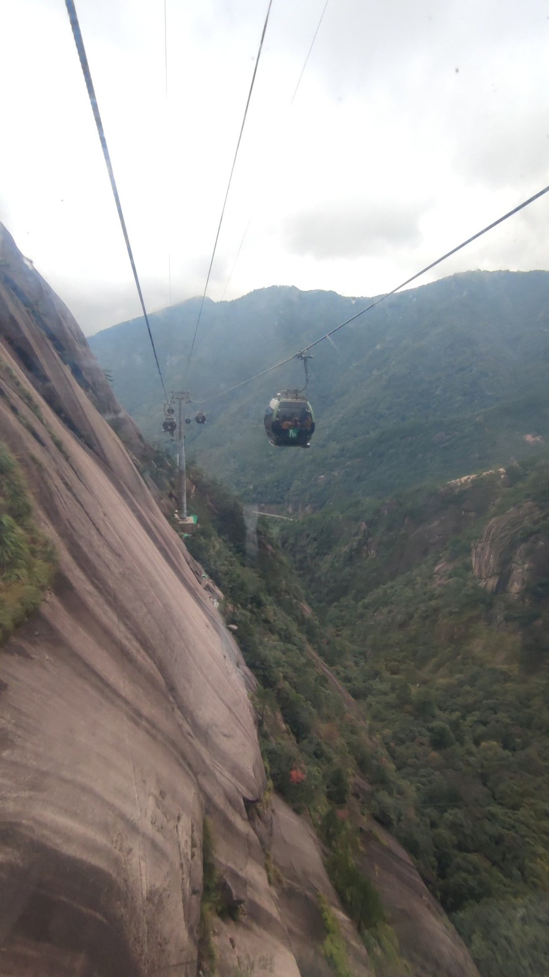 Seilbahn am Huangshan zwischen Felswand und Tal