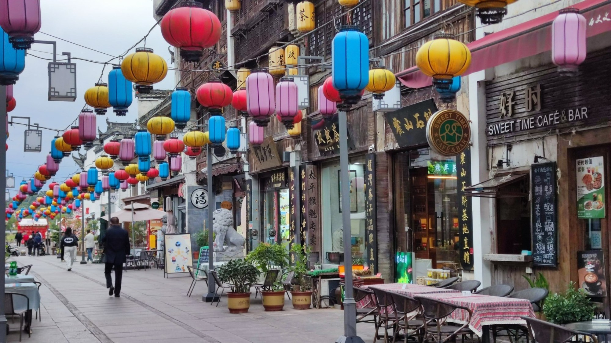 Bunte Laternen in der Altstadt von Huangshan