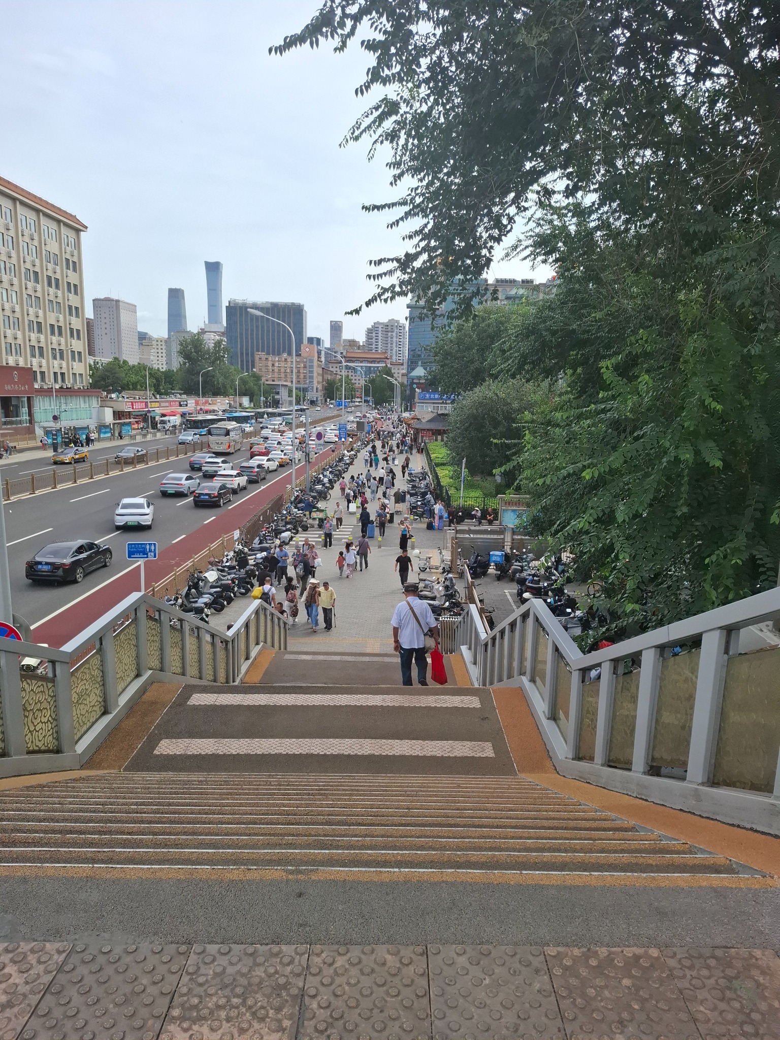 Peking: um den Hauptbahnhof herum