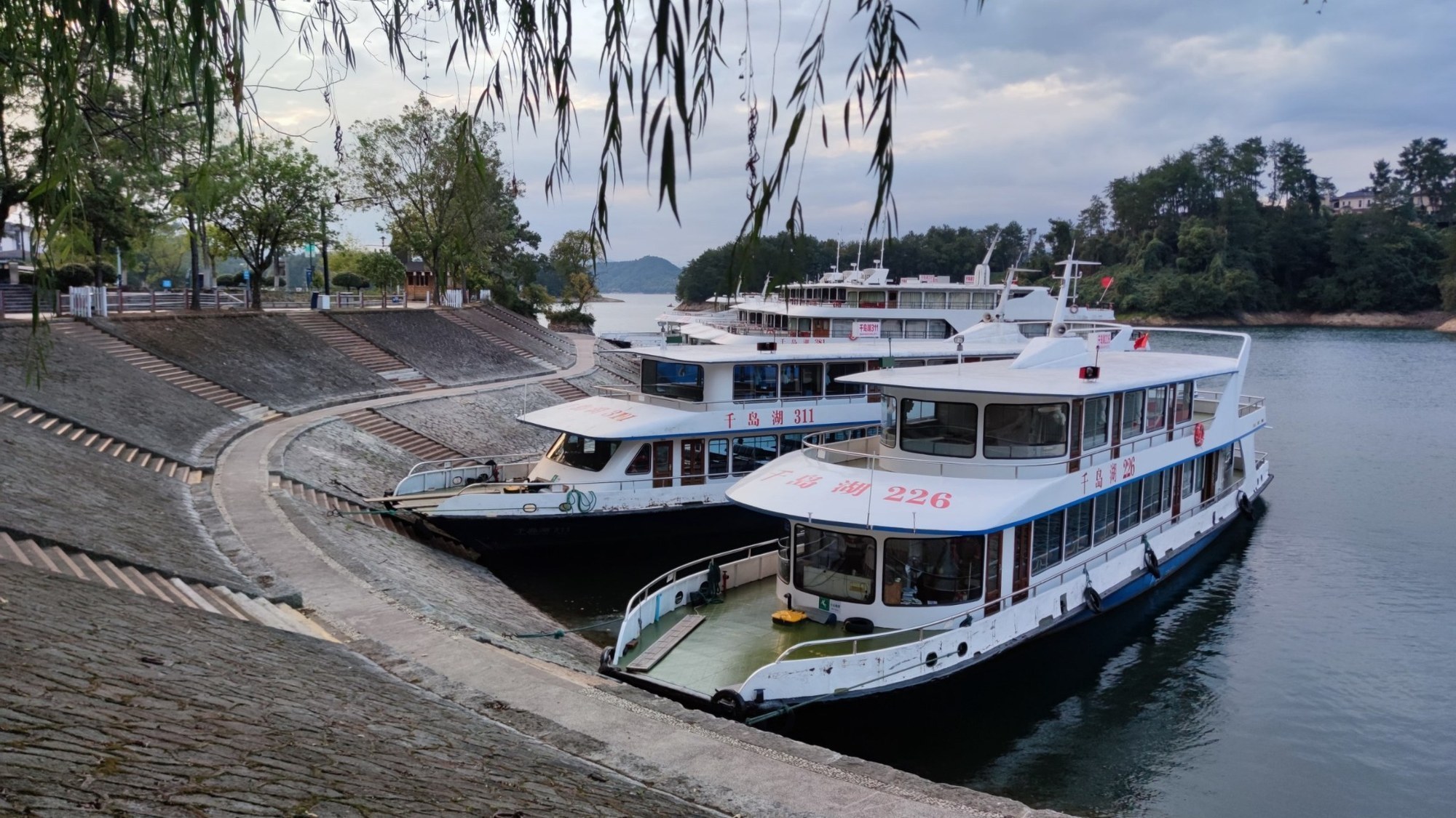 Ausflugsboote am Anleger des Qiandao Lake