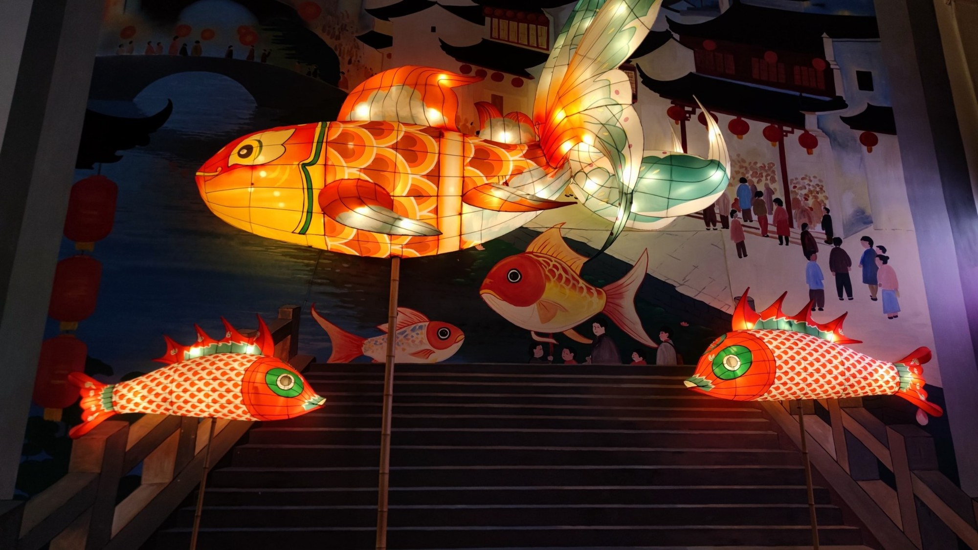 Leuchtende Fischlaternen am Qiandao Lake bei Nacht