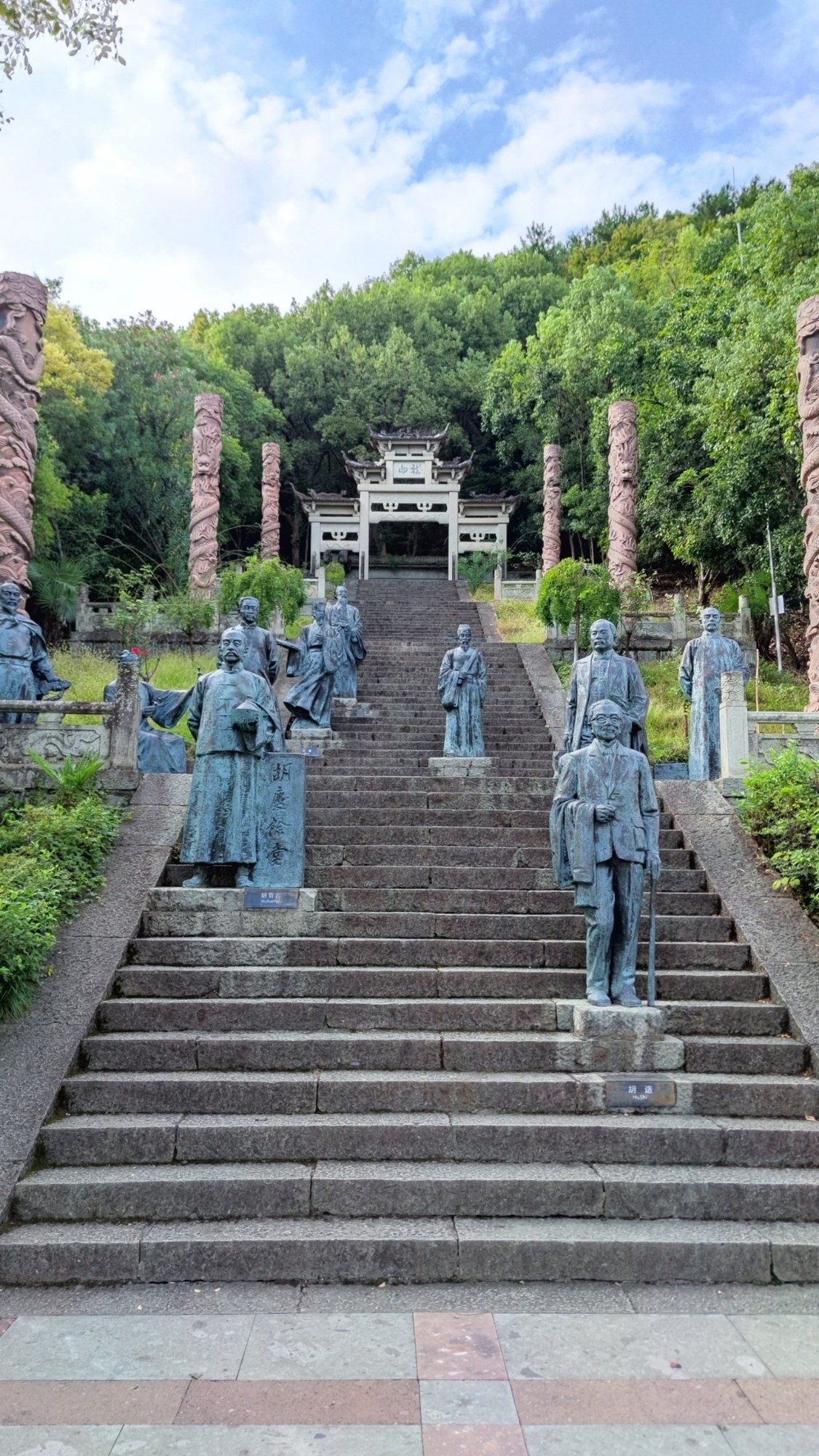 Treppe mit Statuen und Steinportal am Qiandao Lake