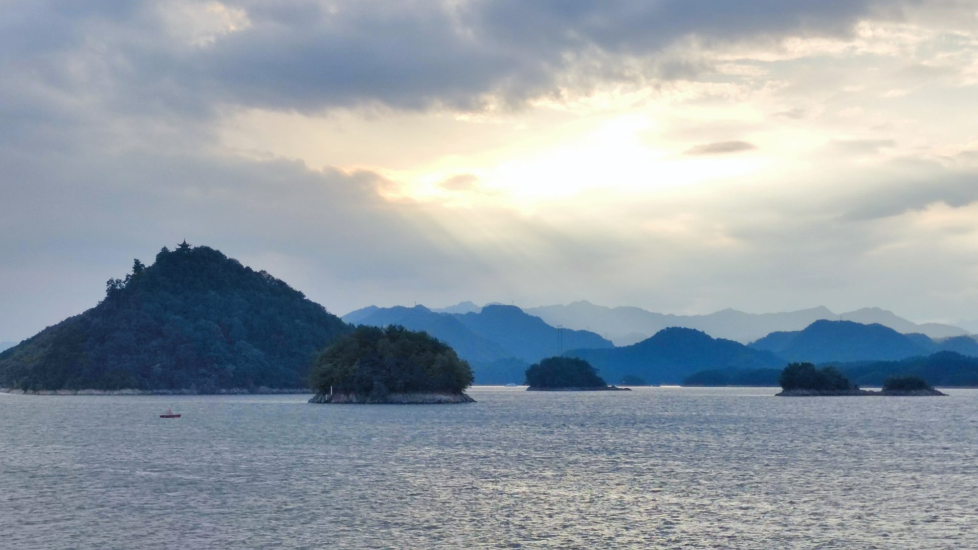 Abendlicht über den Inseln des Qiandao Lake