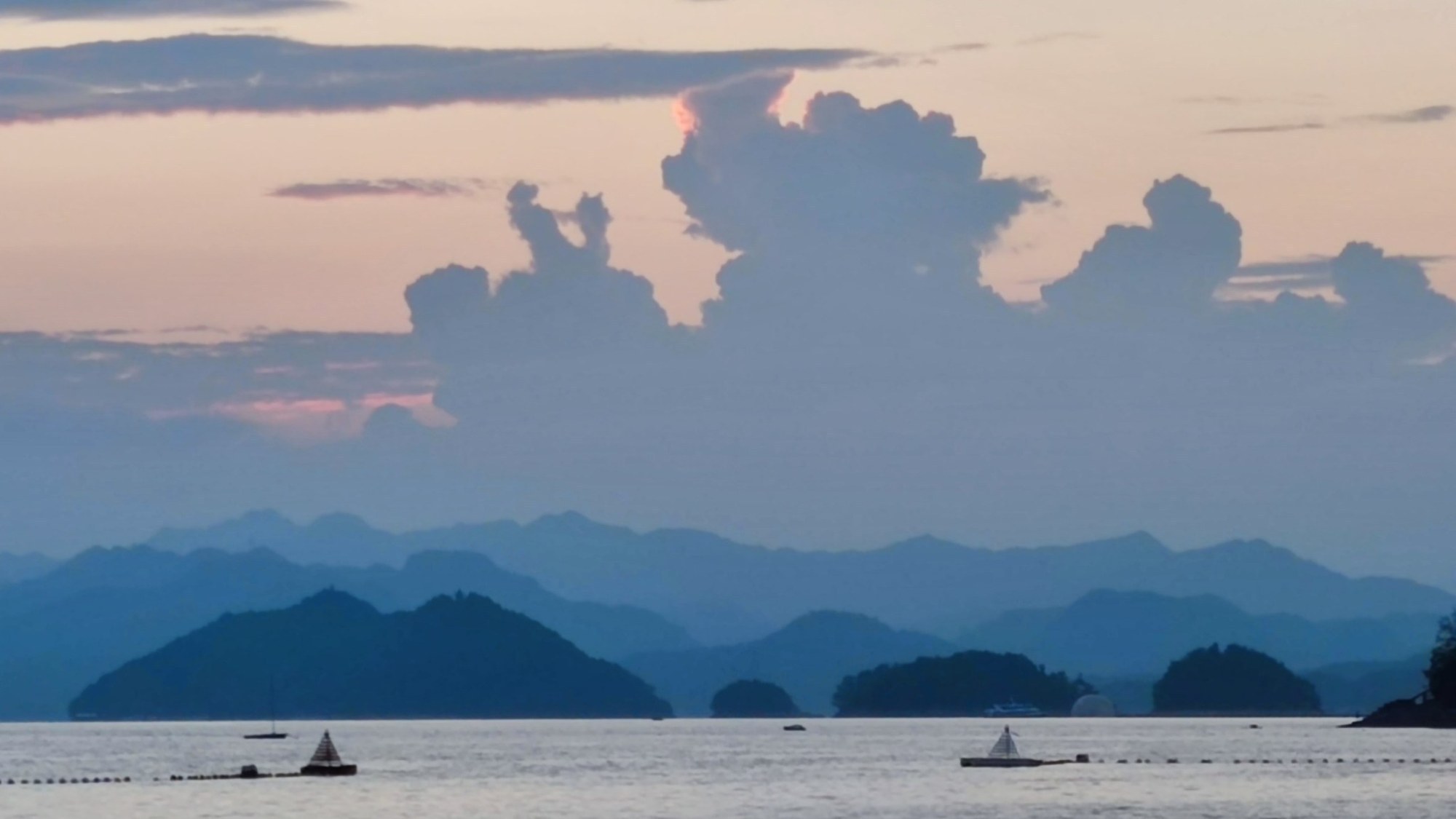 Wald, Wasser und ruhige Bucht am Qiandao Lake