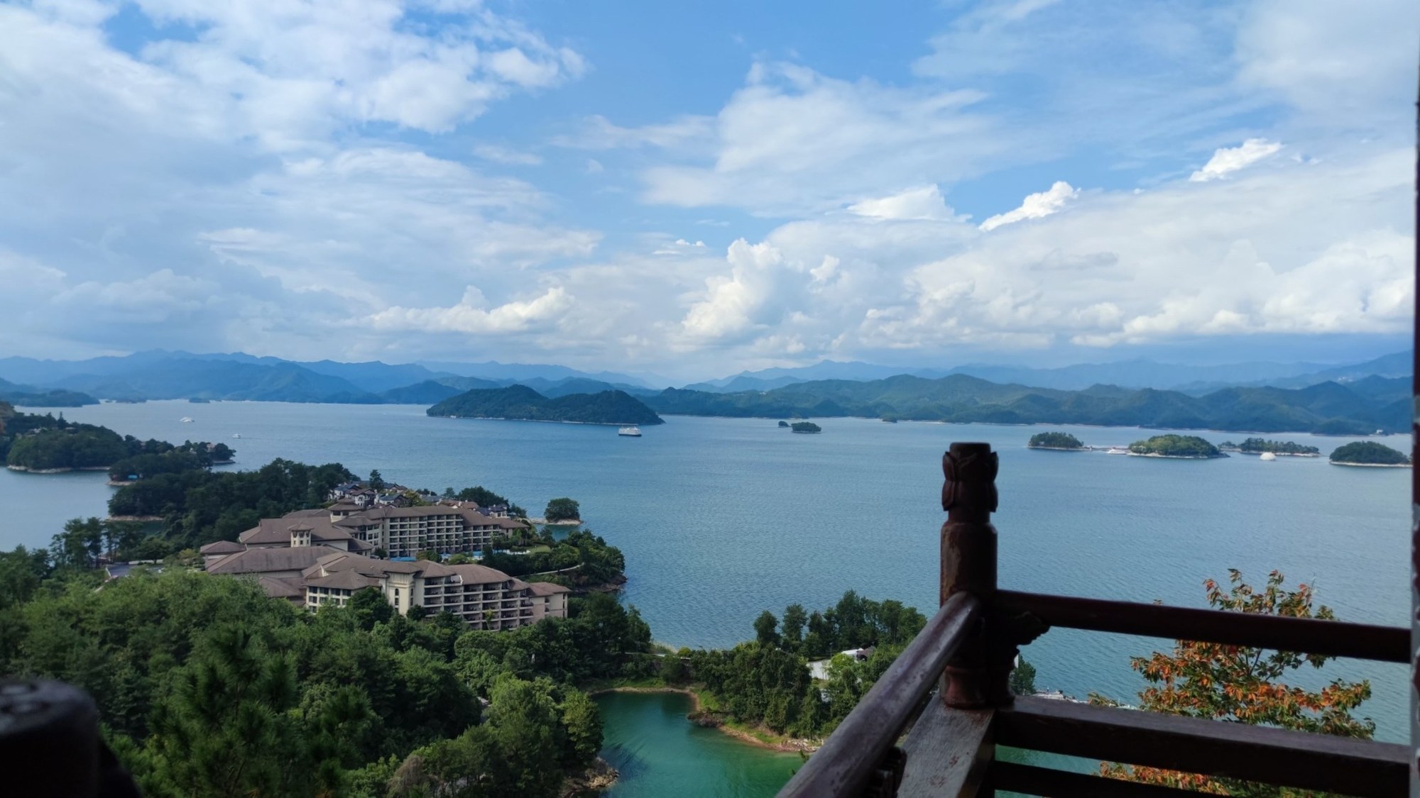 Wolken und Abendlicht über dem Qiandao Lake