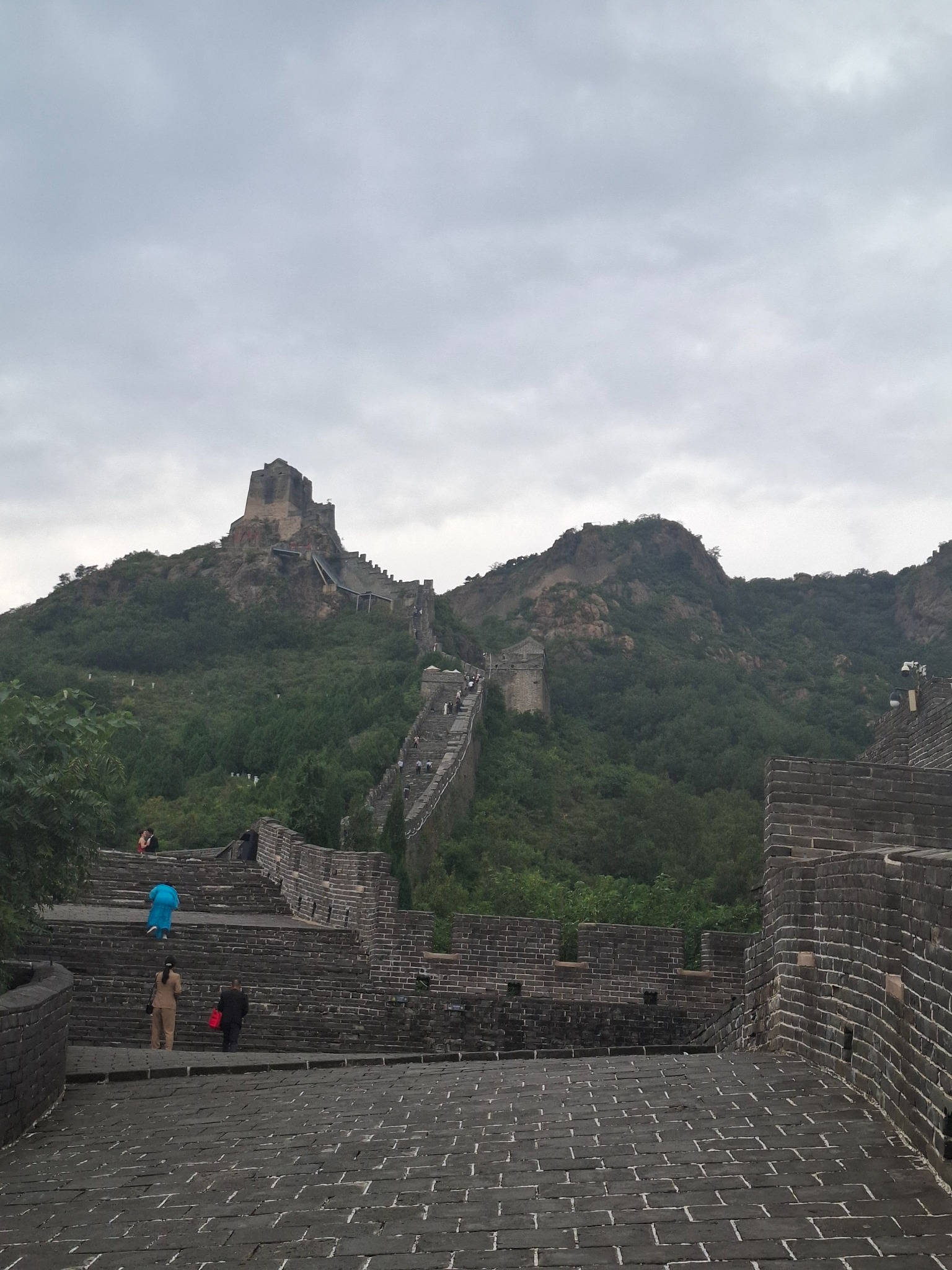Verlauf der Chinesischen Mauer in den Bergen bei Qinhuangdao