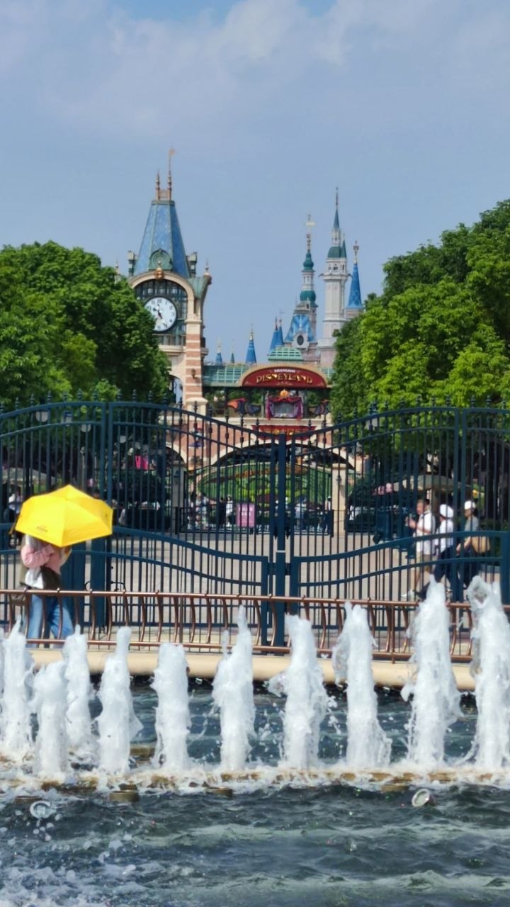 Shanghai Disneyland Eingang mit Schloss und Fontänen