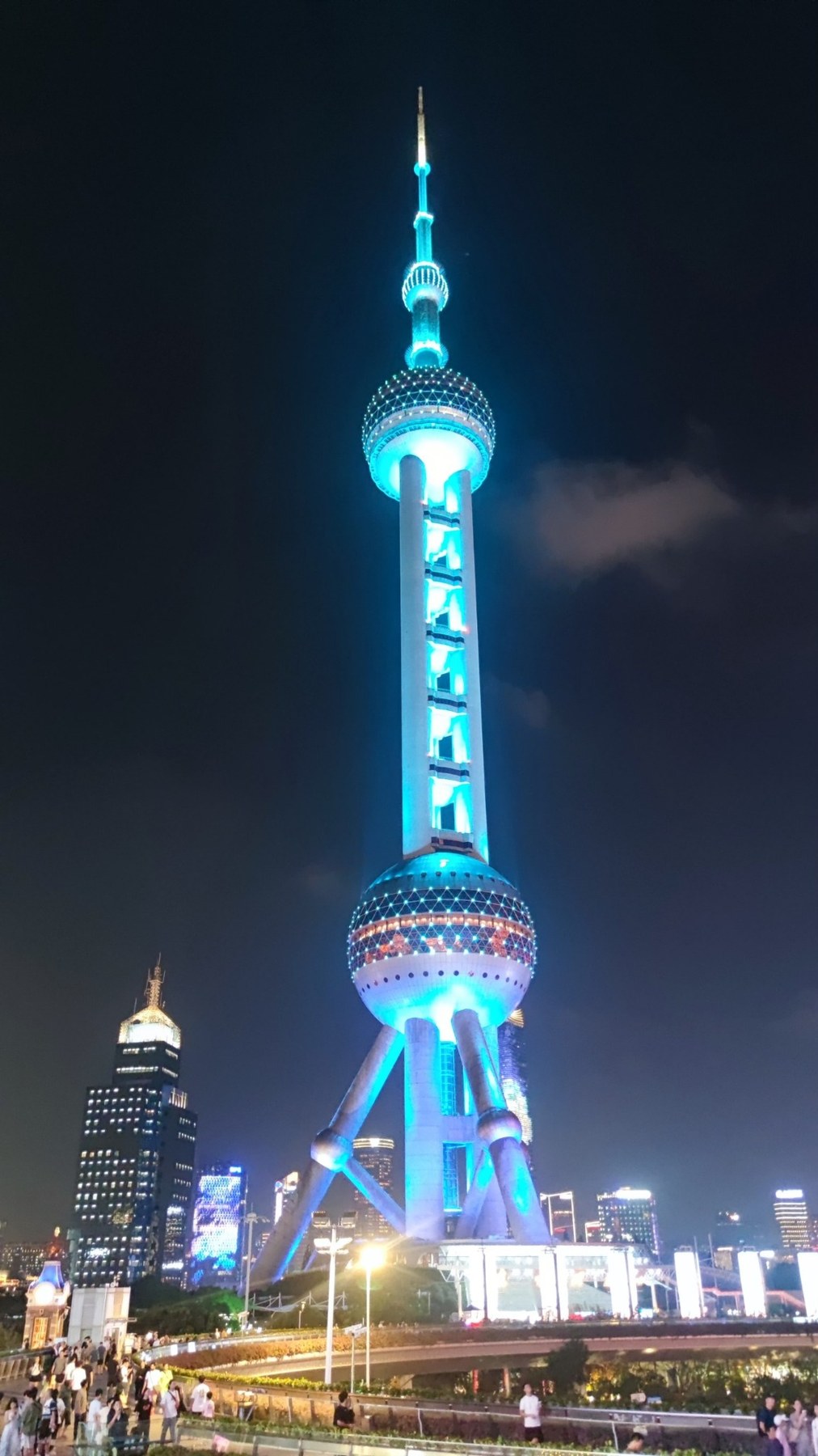 Oriental Pearl Tower in Shanghai bei Nacht