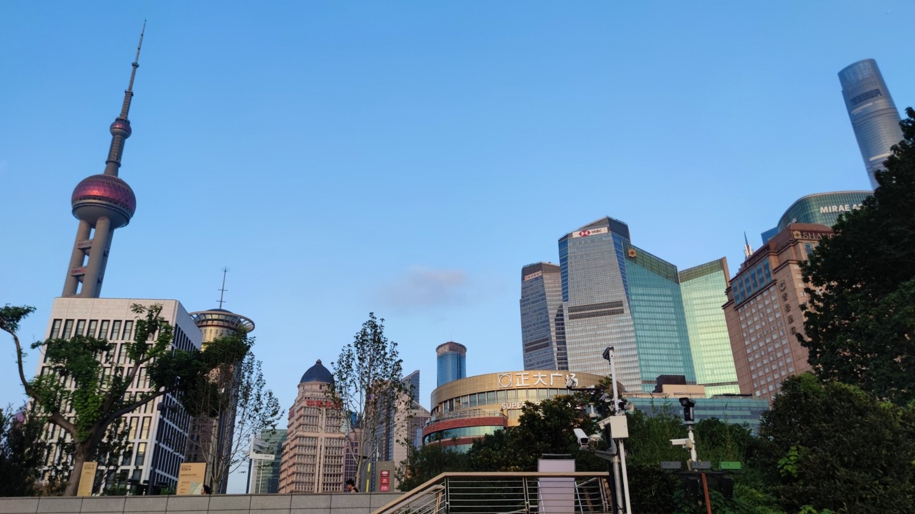 Pudong Skyline in Shanghai mit Oriental Pearl Tower und blauem Himmel