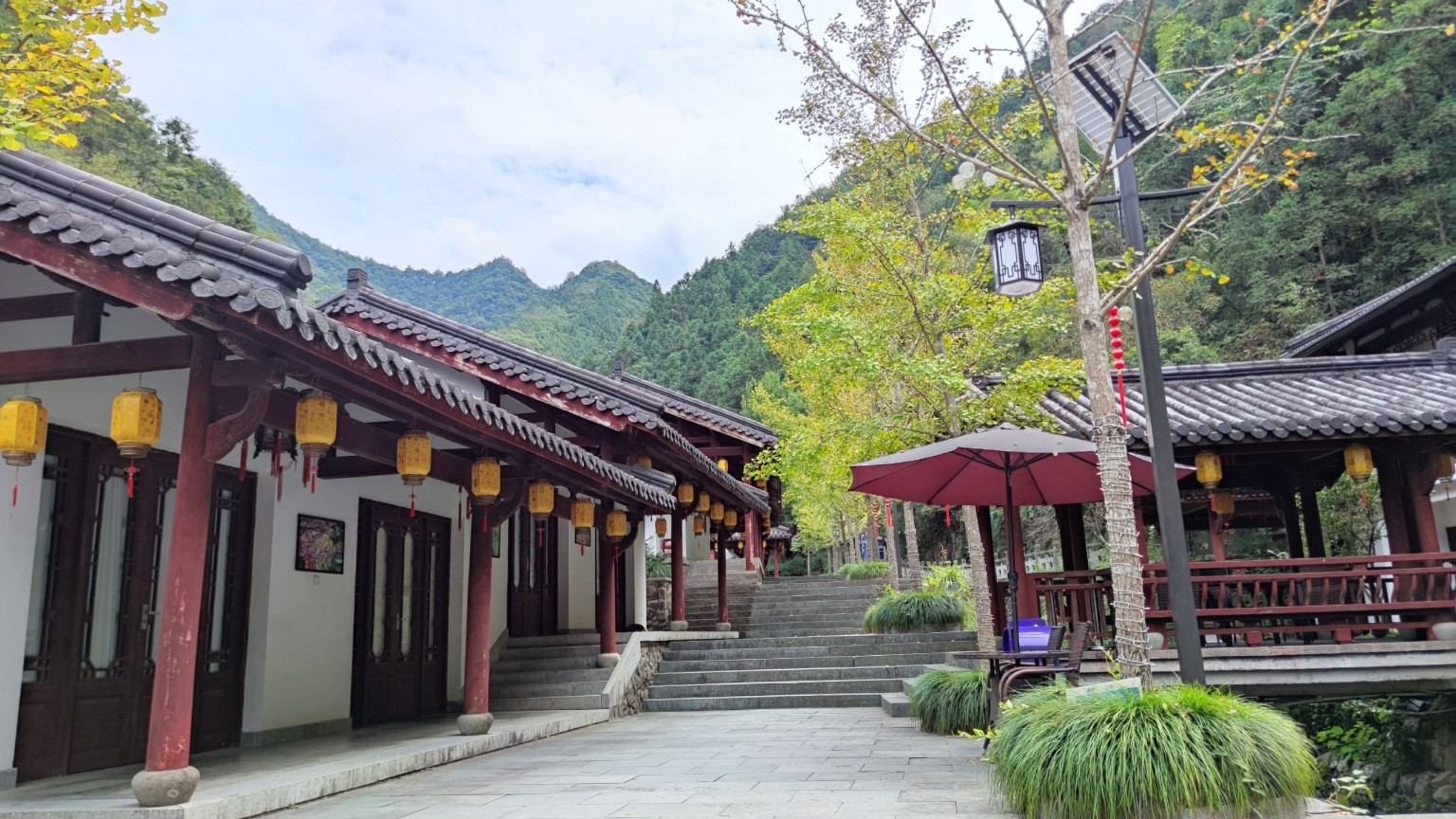 Gebäude, Laternen und Berge: chinesische Ausflugslogik auf engem Raum