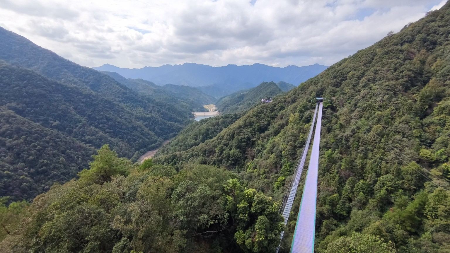 Fotopunkt mit Bergkulisse in einer chinesischen Scenic Area