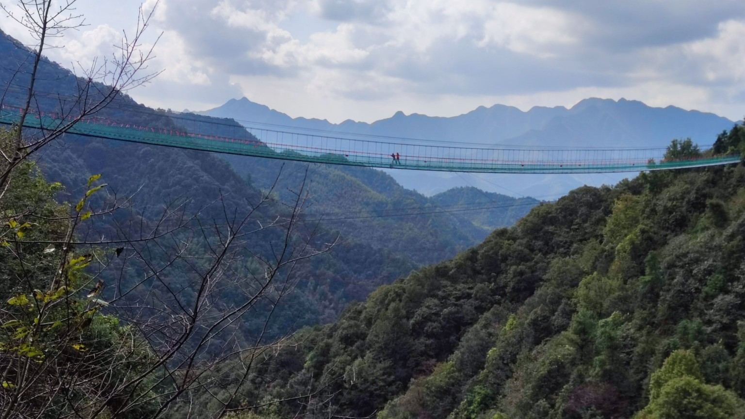 Parks in China mit Kindern: Hängebrücke in der Tianzidi Scenic Area bei Qiandao Lake