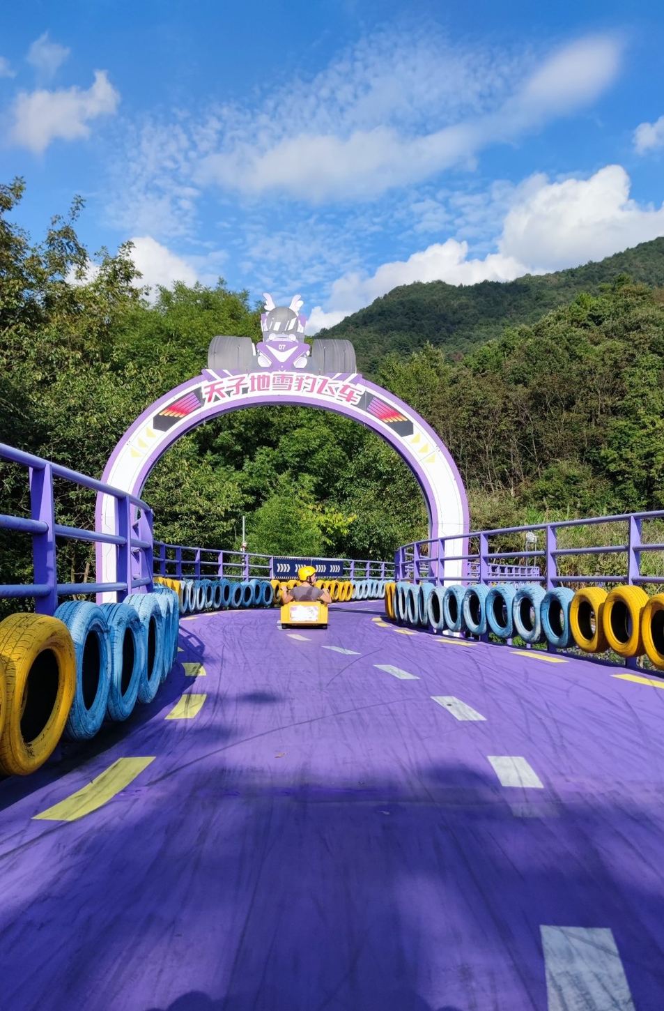 China mit Kindern: Snow Leopard Flying Car in der Tianzidi Scenic Area