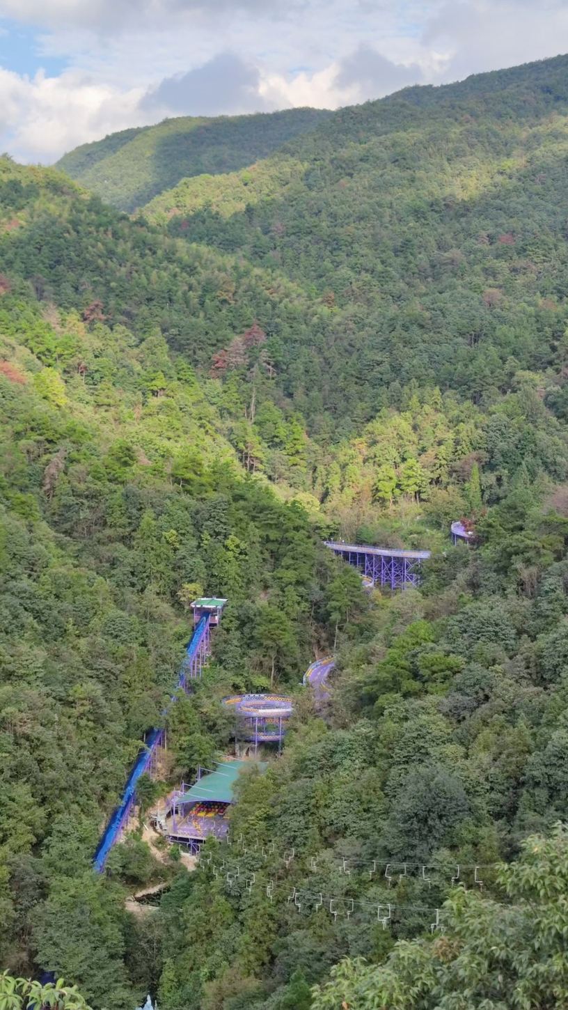 Von oben sieht man gut, wie viele Attraktionen im Tal liegen