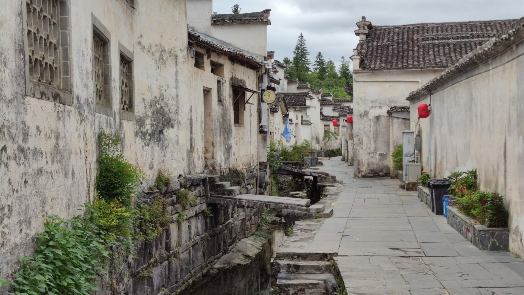 Alte Gasse in Xidi mit Wasserkanal und grauen Mauern