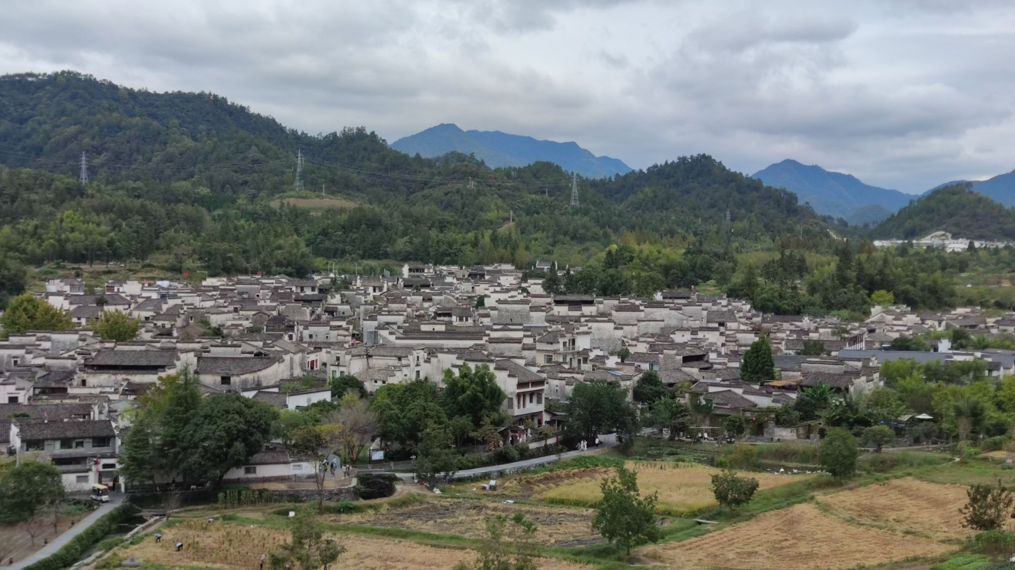 Blick über Xidi, Felder und die Berge von Anhui