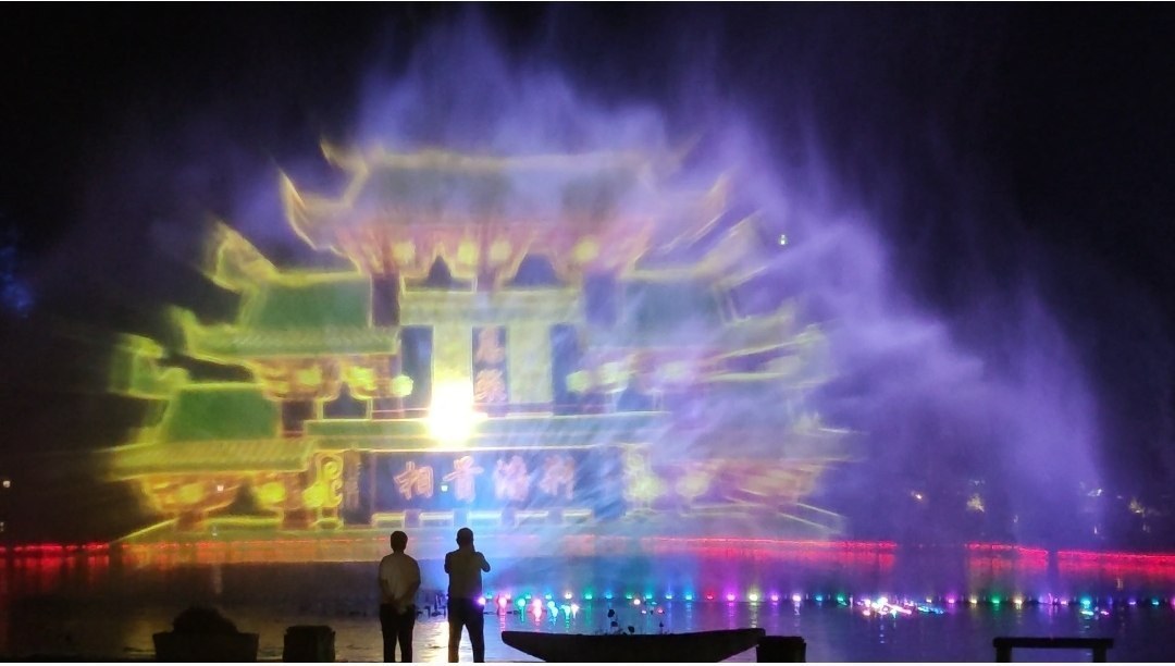 Xidi bei Nacht: Lichtshow mit Wasserprojektion
